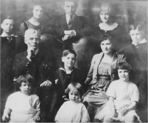 Photo of the founding family of Casa Romantica