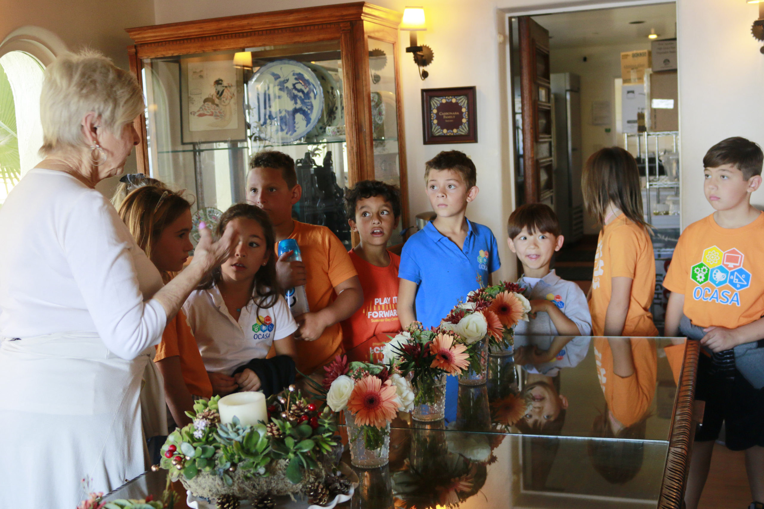 Casa Romantica Volunteer leads children in a tour of the dining room